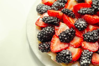Tereyağı zenginleştirilmiş kısa hamur tatlısı çilek ve böğürtlen, renkli süslemeli mevsimlik pasta, pastane