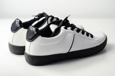 Siyah bağcıklı beyaz spor ayakkabılar, klasik spor ayakkabılar, günlük tarz.