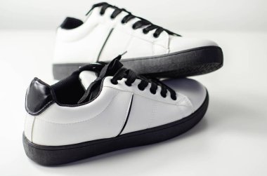 Siyah bağcıklı beyaz spor ayakkabılar, klasik spor ayakkabılar, günlük tarz.