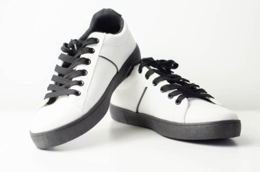 Siyah bağcıklı beyaz spor ayakkabılar, klasik spor ayakkabılar, günlük tarz.