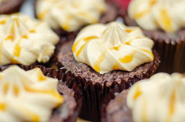 Bolinhos Caramelo Salgados Tentadores Bolinhos Chocolate Com Sabor Baileys Geada — Fotografia de Stock