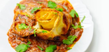 Dört peynirli ravioli makarna dilimlenmiş biftek, Chianti kırmızı şarap, sarımsak ve otlu ragu, ve üzerine pekorino peynirli ekmek kırıntısı ve taze maydanoz, ravioli tacıyla bitirilmiş beşamel sosu.