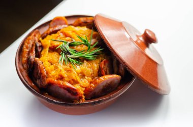 Lahana turşusu, sosis ve mantardan yapılmış geleneksel Polonya yemeği, seramik kasede sıcak servis edilen yemekler, Doğu Avrupa yemekleri.