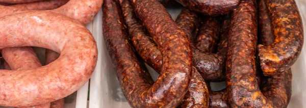 典型的西班牙香肠躺在食品市场上的乡村摊位上 是传统的肉制品 — 图库照片