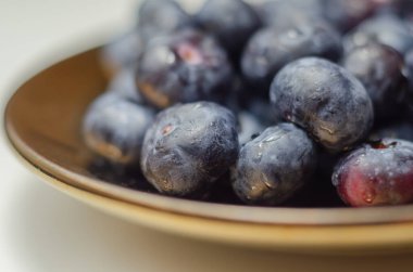 Taze ve olgun yaban mersinine yakın plan beyaz arka plan, sulu meyveler