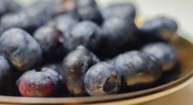 Taze ve olgun yaban mersinine yakın plan beyaz arka plan, sulu meyveler