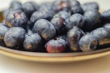 Taze ve olgun yaban mersinine yakın plan beyaz arka plan, sulu meyveler