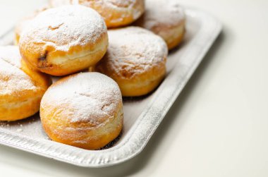Berliner Pfannkuchen, bir Alman çöreği, geleneksel hamur mayası çikolata kremalı ve pudra şekerli, gümüş tepside tatlı.