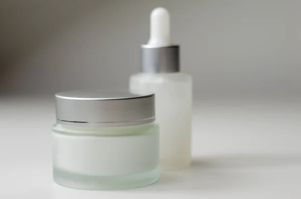 Lüks ve pahalı kırışıklık önleyici kozmetik ürünler, yüz serumu ve kadınlar için kolajen kremi, sağlık