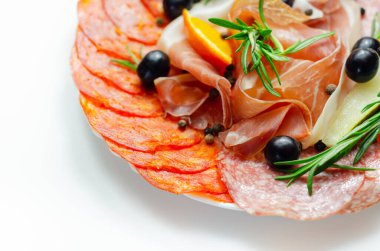 Kıta usulü domuz pirzolası, jambon, Milano usulü salam ve İspanyol sucuğu, Akdeniz mutfağı.