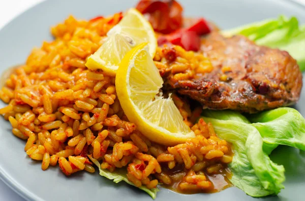 Poitrine Poulet Épicée Riz Grains Longs Avec Poivrons Rouges Tomates — Photo