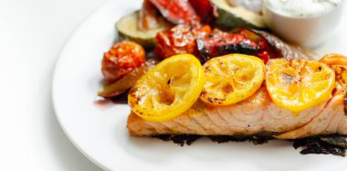 Kızarmış sebzeli ızgara somon filetosu, salatalık ve dereotu sosu, sağlıklı yiyecekler.