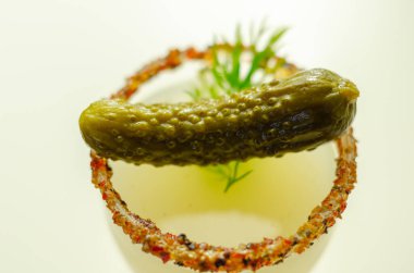 Votka ve salatalık suyuna dayanan küçük salatalık turşusu ve dereotuyla süslenmiş içki bardağını kapat.