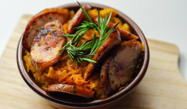 Lahana turşusu, sosis ve mantardan yapılmış geleneksel Polonya yemeği, seramik kasede sıcak servis edilen yemekler, Doğu Avrupa yemekleri.