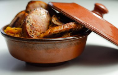 Lahana turşusu, sosis ve mantardan yapılmış geleneksel Polonya yemeği, seramik kasede sıcak servis edilen yemekler, Doğu Avrupa yemekleri.