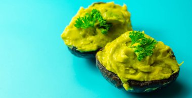 Ezilmiş avokado, kahvaltıda servis edilen limon suyuyla boğulmuş avokado, organik yiyecekler.