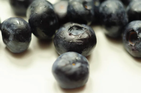 Nahaufnahme Von Frischen Und Reifen Blaubeeren Auf Weißem Hintergrund Saftigen — Stockfoto