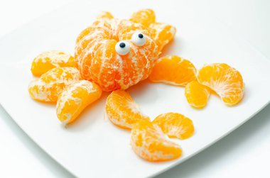 Meyve yengeci, yengeç şeklinde servis edilen taze mandalinalardan yapılmış bir aperatif, komik yiyecekler.
