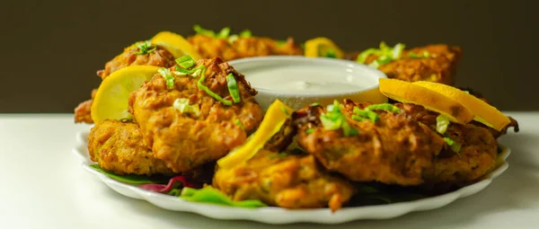 Deliciosos Pedaços Cebola Bhaji Servidos Prato Cerâmico Com Molho Branco — Fotografia de Stock