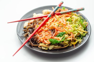 Yumurtalı erişte, havuç ve lahana ile pişirilmiş tavuk göğsü. Lezzetli bir yemek sosu, Asya yemeği.