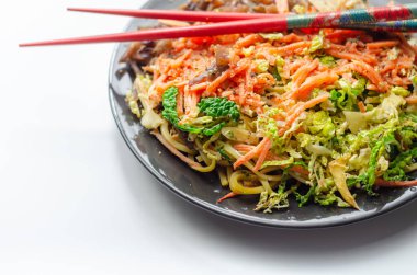 Yumurtalı erişte, havuç ve lahana ile pişirilmiş tavuk göğsü. Lezzetli bir yemek sosu, Asya yemeği.