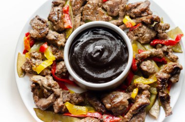 Biberli biftek şeritleri ve siyah fasulye soslu mangetout, Çin yemeği.