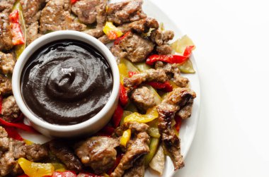 Biberli biftek şeritleri ve siyah fasulye soslu mangetout, Çin yemeği.