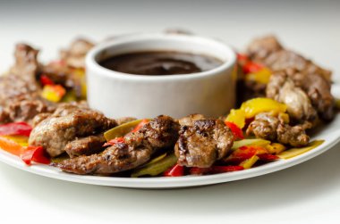 Biberli biftek şeritleri ve siyah fasulye soslu mangetout, Çin yemeği.