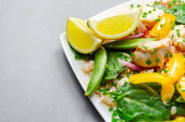 Biberli tavuk göğsü, bezelye şekeri ve baharatlı tatlı ve ekşi soslu ıspanak, kokulu pilav, diyet yemeği.