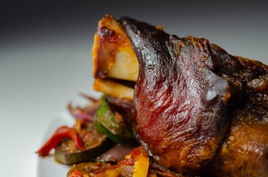 Izgara sebzeler, kırmızı ve sarı biberler, kabak ve kırmızı soğan ve taverna ile servis edilen domuz eti lokantası.