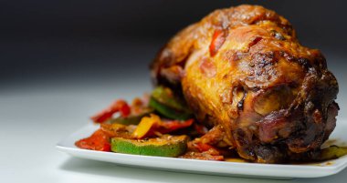 Izgara sebzeler, kırmızı ve sarı biberler, kabak ve kırmızı soğan ve taverna ile servis edilen domuz eti lokantası.