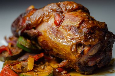 Izgara sebzeler, kırmızı ve sarı biberler, kabak ve kırmızı soğan ve taverna ile servis edilen domuz eti lokantası.