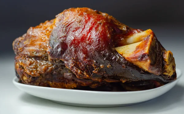 Junta Tocino Con Hueso Servido Con Verduras Parrilla Pimientos Rojos — Foto de Stock