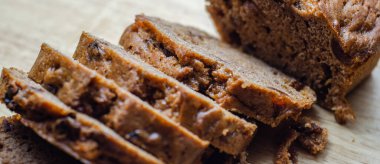 Ahşap arka planda taze baharatlı meyveli kek.,