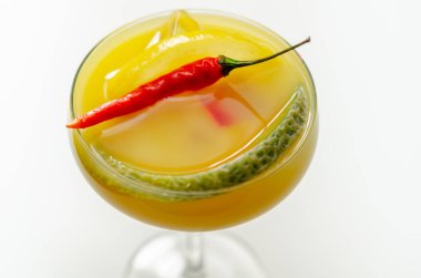 Votka, likör, taze kavun ve kırmızı biber üzerine kurulu bir bayram kokteyli. Yaz mevsiminde bir barmenin hazırladığı ferahlatıcı bir içecek.