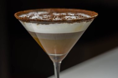 Fındık ezmeli, köpüklü, kremalı ve tatlı bir içecekle alkollü kahve kokteyli.