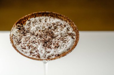 Fındık ezmeli, köpüklü, kremalı ve tatlı bir içecekle alkollü kahve kokteyli.