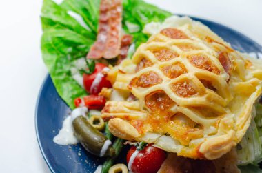 Tavuk en croute, tavuk göğsü içi fileto olgun çedar peyniri ve kayın ağacından tütsülenmiş domuz pastırması.