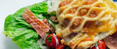 Tavuk en croute, tavuk göğsü içi fileto olgun çedar peyniri ve kayın ağacından tütsülenmiş domuz pastırması.