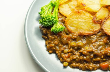 Kıymalı biftek, taze İngiliz bifteği havuç ve bezelyeli sos, hepsi dilimlenmiş patates, klasik yemek.