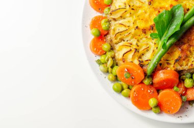 Çoban turtası, taze kıymalı kuzu eti ve sebze sosu. Tereyağı ezmesi, havuç ve yeşil bezelye, geleneksel İngiliz yemeği.