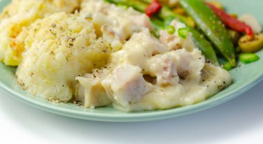 Yumuşak füme mezgit parçaları ve kremalı peynir sosunda pollock sebzelerle servis edilen tereyağlı püre altında oturuyordu. Klasik İngiliz yemeği.