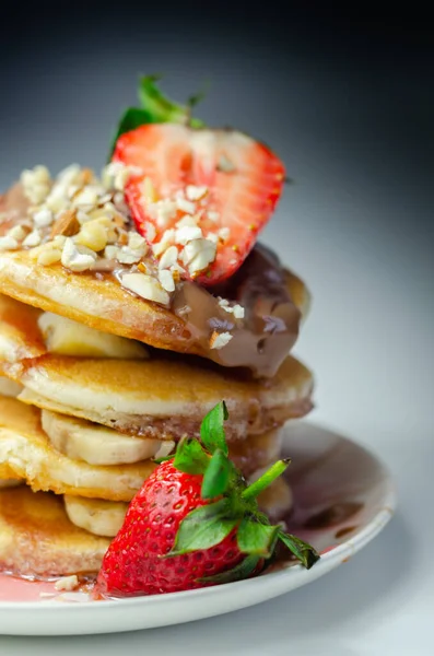 Pancake Ditumpuk Dengan Pisang Stroberi Dan Kacang Kacangan Diatapi Dengan — Stok Foto