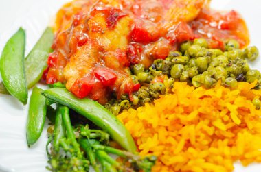 Domates ve kırmızı biber soslu tavuk göğsü. Baharatlı uzun tahıllı pirinç ve ezilmiş bezelye, piri piri tavuk yemeği.