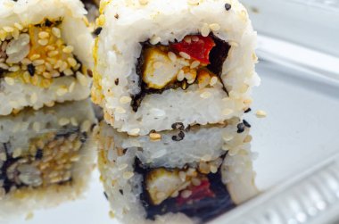 Katsu tavuğu ve kırmızı biberli California dürümü, geleneksel Japon yemeği.