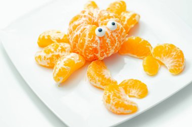 Meyve yengeci, yengeç şeklinde servis edilen taze mandalinalardan yapılmış bir aperatif, komik yiyecekler.