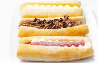 Çikolata, muhallebi, reçel ve krema dolu karışık parmak çörekleri, farklı tatlarda eklentiler, şekerlemeler