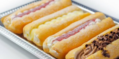 Çikolata, muhallebi, reçel ve krema dolu karışık parmak çörekleri, farklı tatlarda eklentiler, şekerlemeler