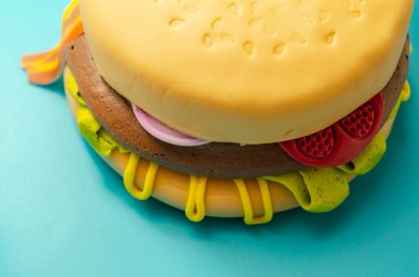 Hamburger keki, Madeira ve çikolata katmanlı pasta, krema ve yenilebilir şeker süslemeleri ile kaplı, şekilli hamburger şeklinde pasta.