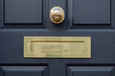 Kapıdaki eski posta kutusu, eve mektup göndermenin geleneksel yolu, eski posta kutusu, yazışmalar.